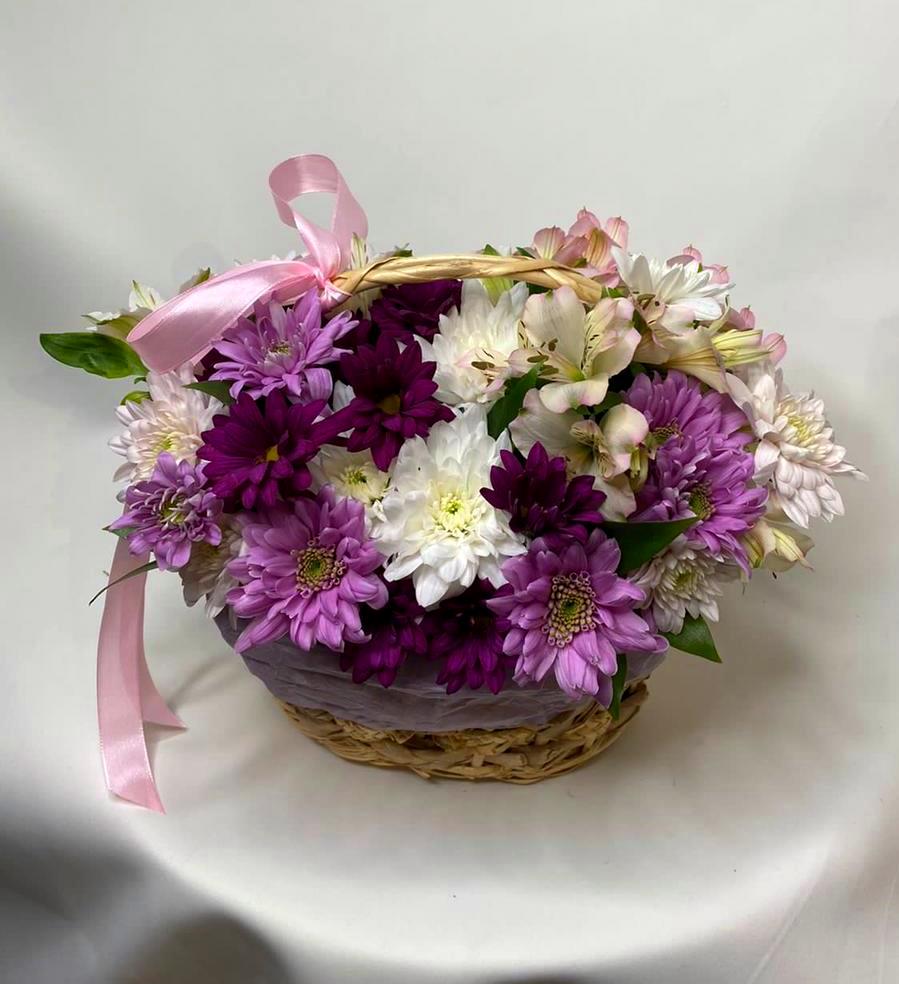 Цветочная композиция из Хризантемы и Альстромерии в корзине в Отрадном Воронежской области