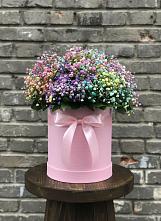 Цветочная композиция из Гипсофила и Розы в шляпной коробке в Отрадном Воронежской области