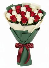 Букет Микс из красных и белых роз в Отрадном Воронежской области