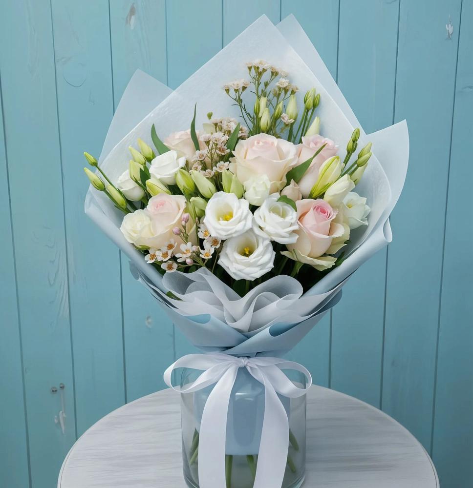 Букет цветов из: Розы и Лизиантусы в Отрадном Воронежской области