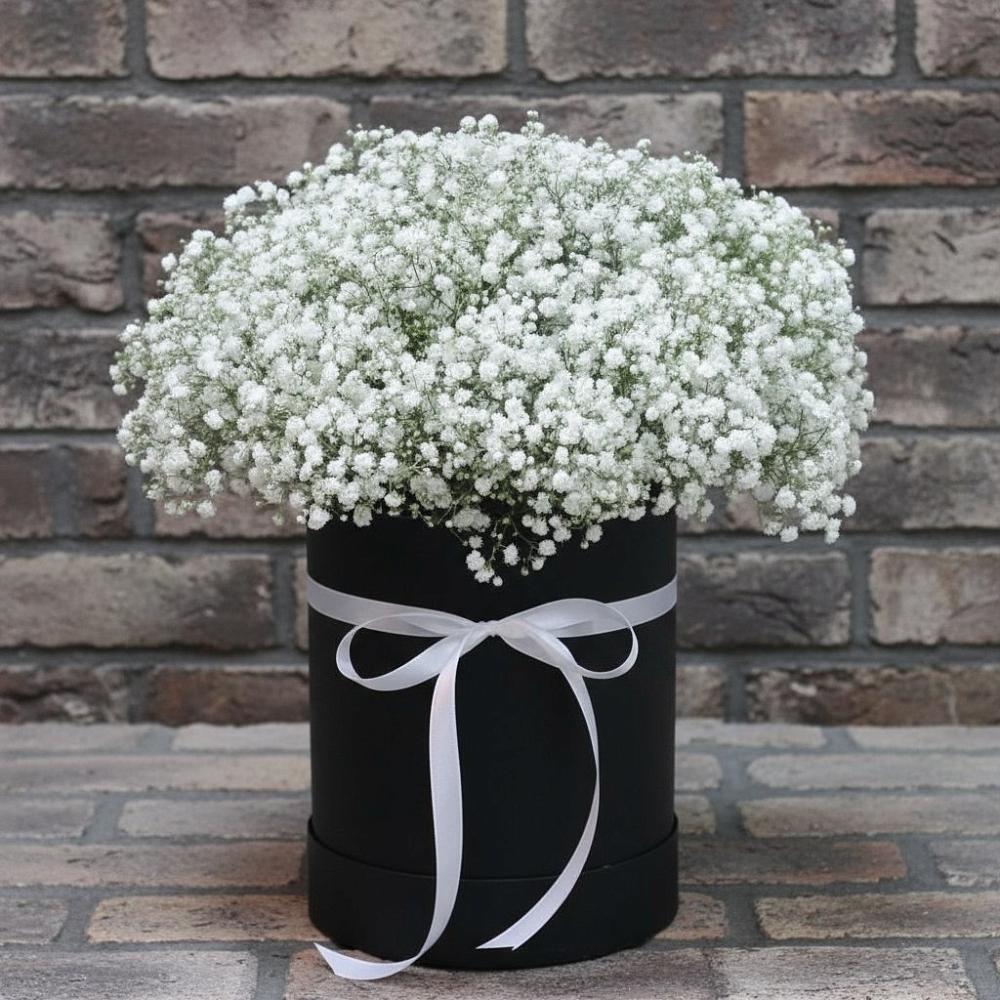 Цветочная композиция из Гипсофила в шляпной коробке в Отрадном Воронежской области