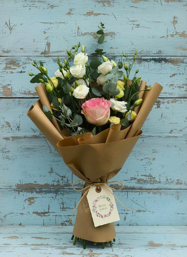 Букет цветов из: Розы и Лизиантусы в Отрадном Воронежской области