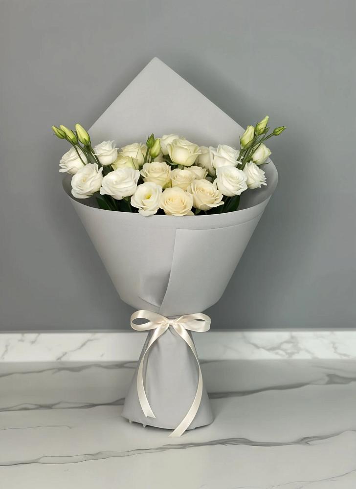 Букет цветов из: Розы и Лизиантусы в Отрадном Воронежской области