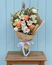 Букет цветов из:  Альстромерии, Лизиантусы, Розы и Хризантемы в Отрадном Воронежской области