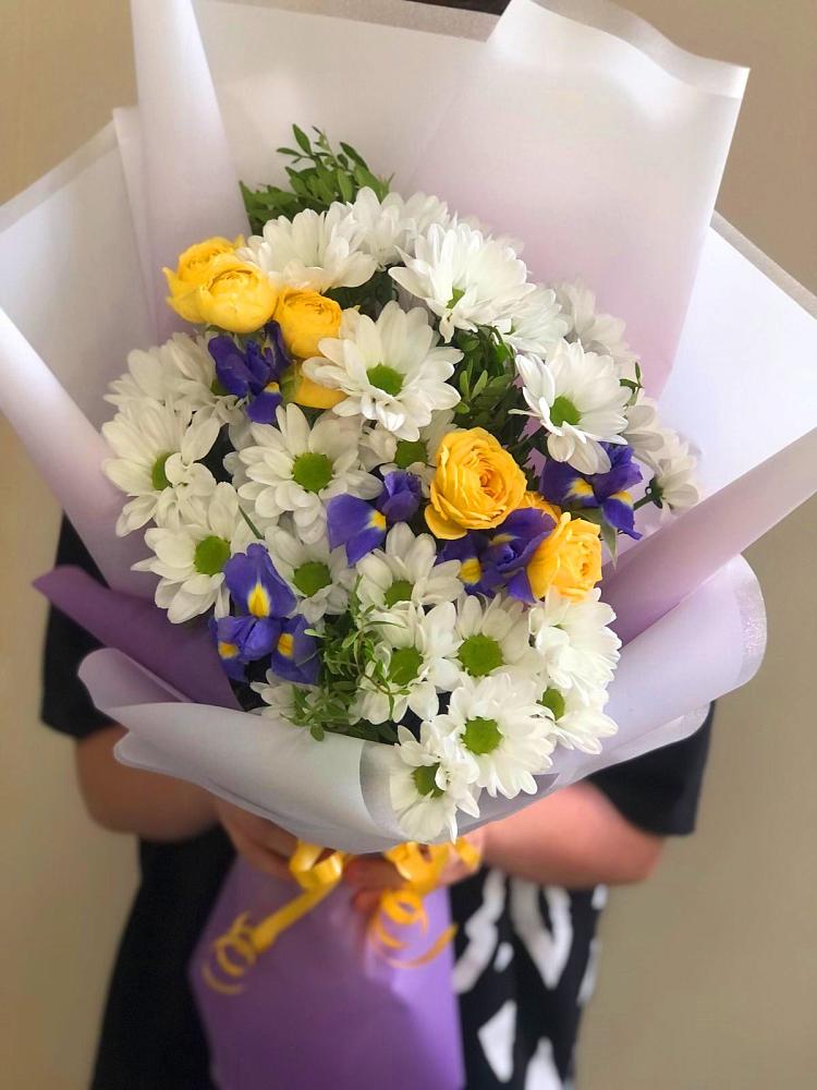 Букет цветов из: Ирисы, Хризантемы и Розы в Отрадном Воронежской области