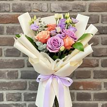 Букет цветов из:  Лизиантусы и Розы в Отрадном Воронежской области