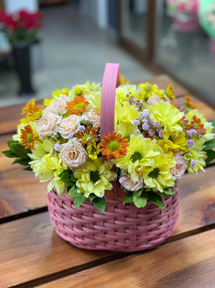 Цветочная композиция из Хризантемы и Розы в корзине в Отрадном Воронежской области