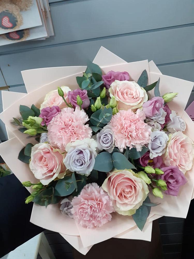 Букет цветов из: Розы, Гвоздики и Лизиантусы в Отрадном Воронежской области