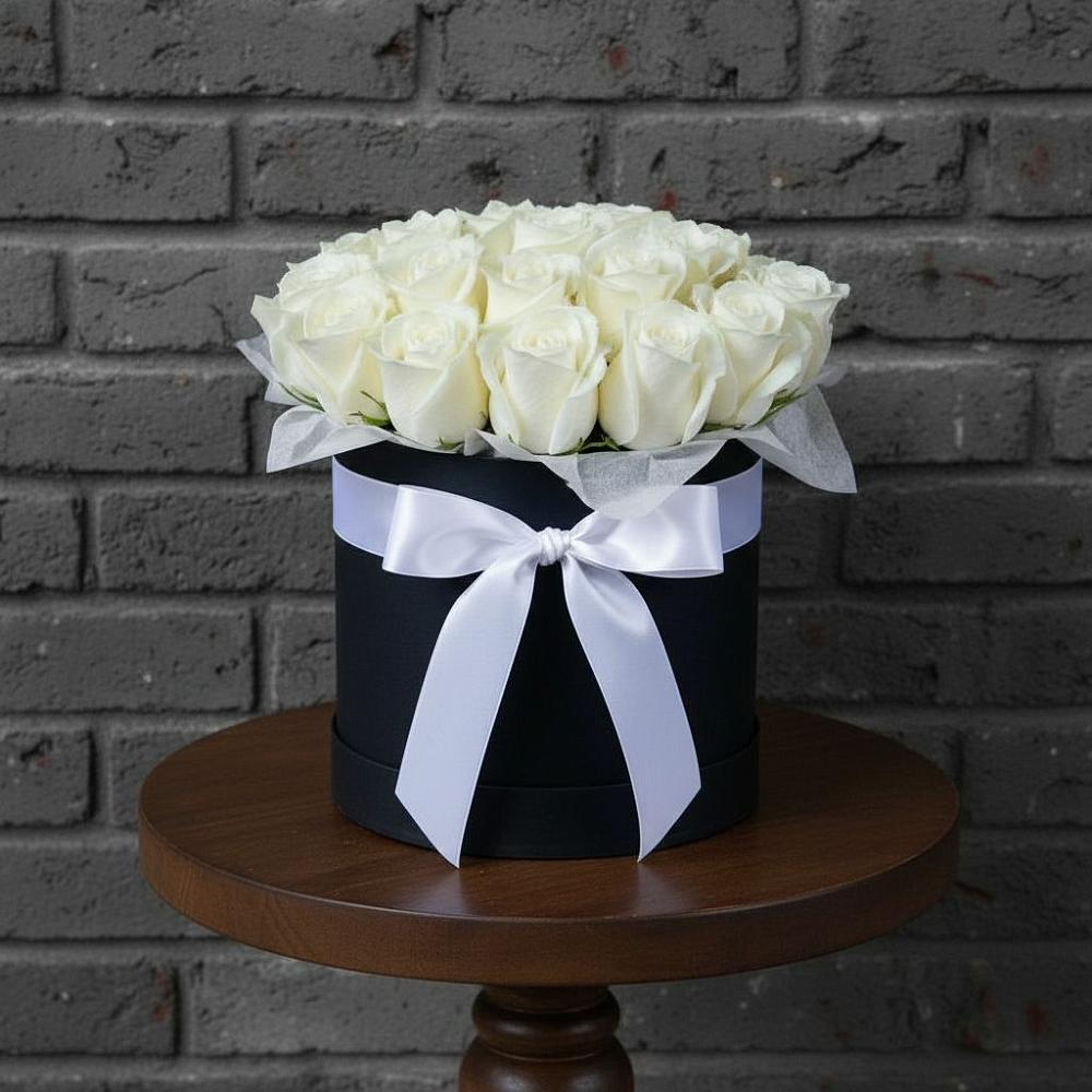 Цветочная композиция из Розы в шляпной коробке в Отрадном Воронежской области