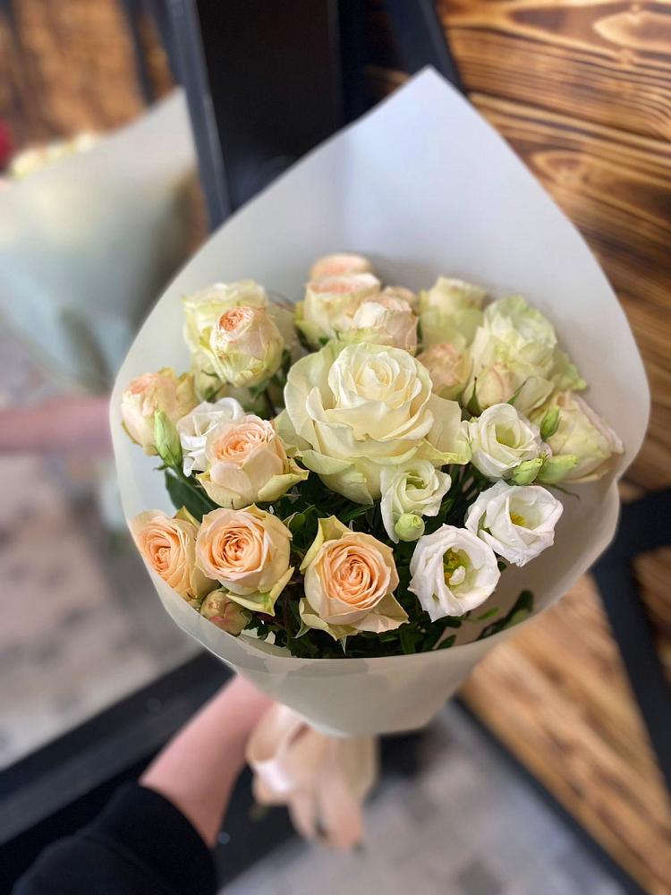 Букет цветов из: Розы и Лизиантусы в Отрадном Воронежской области