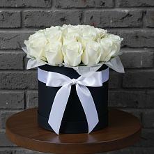 Цветочная композиция из Розы в шляпной коробке в Отрадном Воронежской области