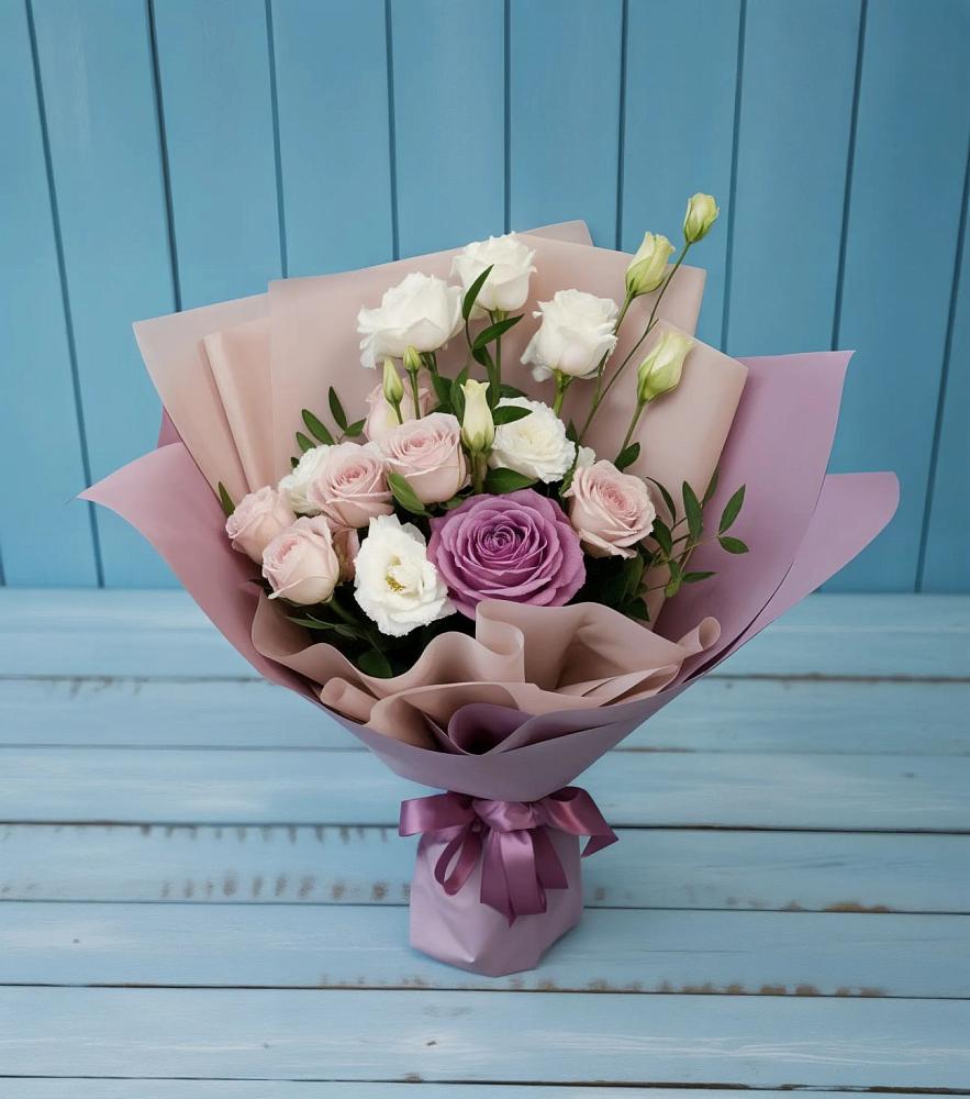 Букет цветов из: Розы и Лизиантусы в Отрадном Воронежской области